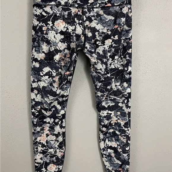 Lululemon like NEW in size 6 - Picture 3 of 6